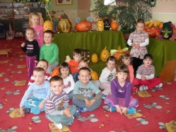 Deti z malej triedy s tekvičkami Deti z malej triedy s tekvičkami
