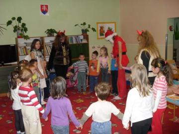 Tanec s Mikulášom a jeho pomocníkmi Tanec s Mikulášom a jeho pomocníkmi
