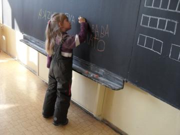 Deti sa predškolákom podpísali na tabuľu Deti sa predškolákom podpísali na tabuľu