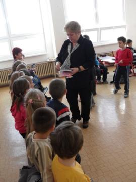 Deti dostali od pani učiteľky v ZŠ aj zošity Deti dostali od pani učiteľky v ZŠ aj zošity