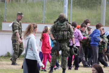 Vojaci s deťmi zo základnej školy na podujatí Vojaci s deťmi zo základnej školy na podujatí