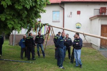 .... a ide sa stavať máj... .... a ide sa stavať máj...