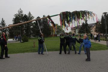 ....hasiči postupujú ....hasiči postupujú