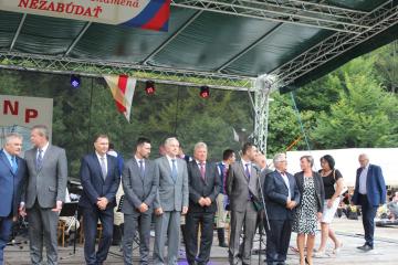 Oficiálne otvorenie osláv - hostia na pódiu Oficiálne otvorenie osláv - hostia na pódiu