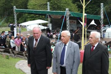 Zástupcovia odboja sa tiež poklonili a položili ve Zástupcovia odboja sa tiež poklonili a položili ve