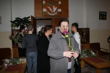Ženy pri odchode z kinosály dostávali karafiát. Ženy pri odchode z kinosály dostávali karafiát.