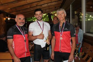 Kategória 40 - 55 rokov. Jozef Vida (v strede - 1 Kategória 40 - 55 rokov. Jozef Vida (v strede - 1