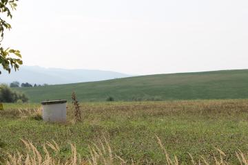 Na horizonte vidieť ďalších cyklistov, ktorí zdola Na horizonte vidieť ďalších cyklistov, ktorí zdola