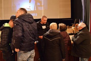 Whisky podpisoval knihu, rozprával sa s divákmi. Whisky podpisoval knihu, rozprával sa s divákmi.