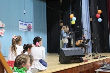 Bola aj hudba - husle, kontrabas, gitara. Bola aj hudba - husle, kontrabas, gitara.